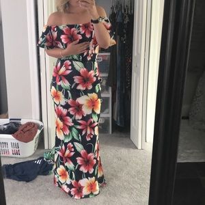 *SOLD* Tropical off the shoulder floral dress!
